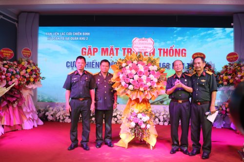 tặng hoa.JPG
