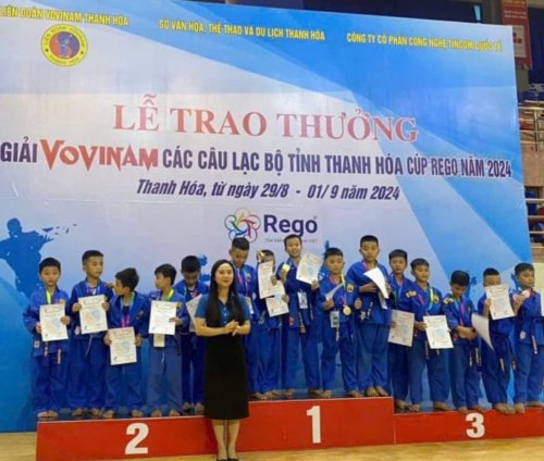 trao giải.jpg