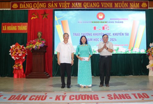 đại diện BLL đồng hương tại HN và TT bút Sơn trao hỗ trợ quỹ KH .JPG