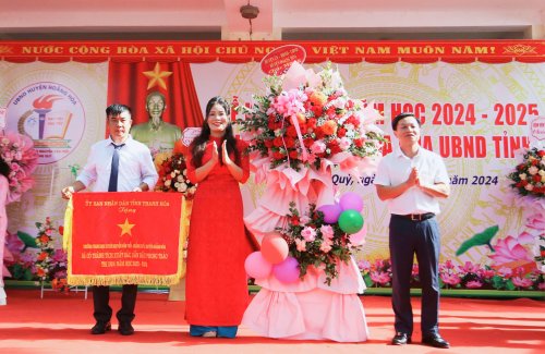 7. Đồng chí Lê Thanh Hải - Phó Bí thư, Chủ tịch UBND huyện trao cờ của Chủ tịch UBND tỉnh và tặng hoa chúc mừng nhà trường..jpg