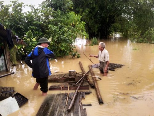 Lực lượng tuần tra đê nhắc nhở người dân không ra vùng ngoại đê khi nước sông đang lên..jpg