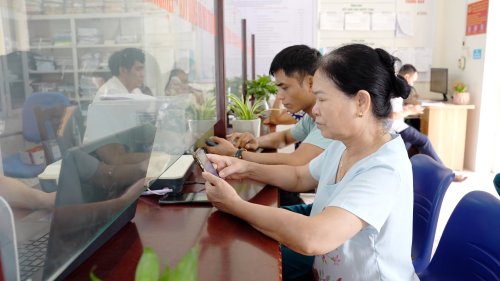 XÃ HOẰNG ĐỒNG THỰC HIỆN TIÊU CHÍ CHUYỂN ĐỔI SỐ.00_01_41_24.Still011.jpg