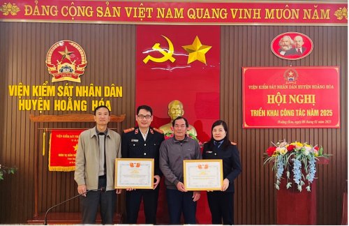 Chi hội Luật gia VKSND huyện Hoằng Hóa và hội viên vinh dự nhận Giấy khen của Chủ tịch Hội luật gia tỉnh Thanh Hóa.jpg