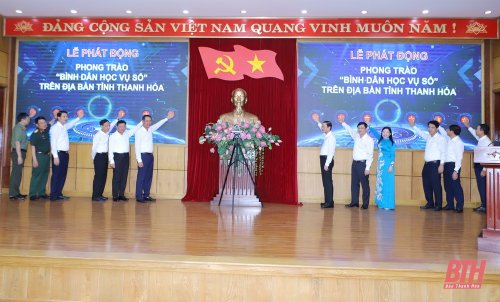 Các đồng chí lãnh đạo tỉnh thực hiện nghi thức bấm nút phát động phong trào “Bình dân học vụ số” trên địa bàn tỉnh.jpg