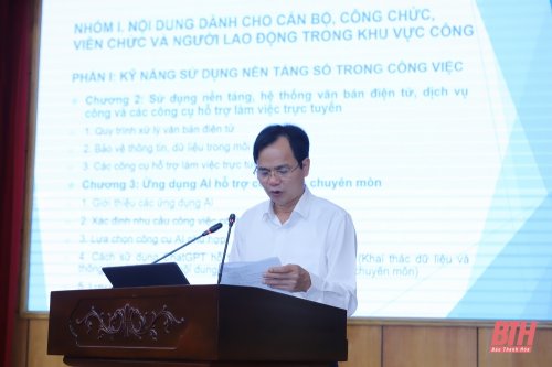 Giám đốc Sở Khoa học và Công nghệ Trần Duy Bình trình bày đề cương “Bình dân học vụ số” trên địa bàn tỉnh..jpg