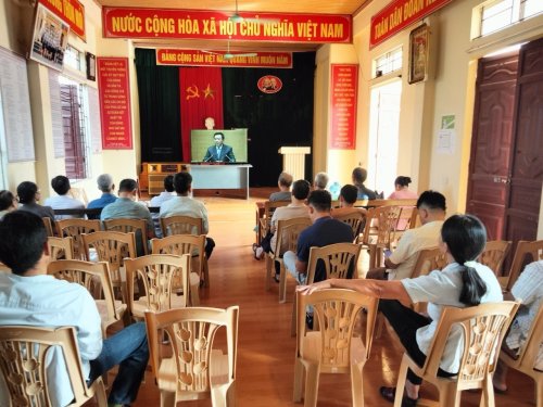 Học nghị quyết trực tuyến tại thôn Giang Hải xã Hoằng Châu.jpg