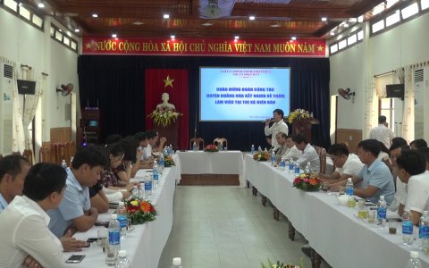 Đoàn công tác huyện Hoằng Hóa thăm, làm việc và viếng, đặt vòng hoa, dâng hương tại nghĩa trang liệt sỹ, tặng quà cho các gia đình chính sách có hoàn cảnh đặc biệt khó khăn tại thị xã Điện Bàn, tỉnh Quảng Nam