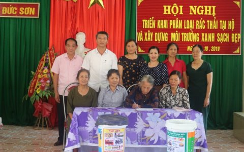 Chi hội phụ nữ phố Đức Sơn- thị trấn Bút Sơn triển khai phân loại rác tại hộ và xây dựng môi trường xanh, sạch, đẹp