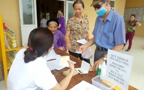Xã Hoằng Trạch – xã đầu tiên của huyện bắt đầu chi hỗ trợ cho đối tượng người có công, bảo trợ xã hội, người nghèo, cận nghèo gặp khó khăn do đại dịch Covid-19