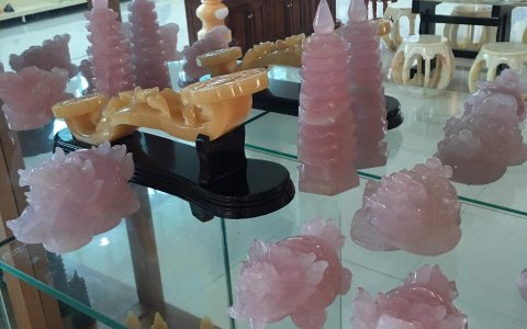 Công ty TNHH Hữu Nghị không ngừng phát triển sản xuất kinh doanh các mặt hàng từ đá Thạch anh và đá Ru bi