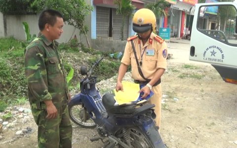 Công an huyện Hoằng Hóa kiên quyết xử lý nghiêm người điều khiển phương tiện không đội mũ bảo hiểm khi tham gia giao thông.