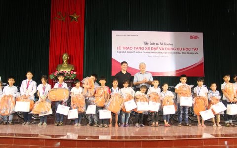 Trao tặng xe đạp và đồ dùng học tập cho học sinh có hoàn cảnh khó khăn tại huyện Hoằng Hóa