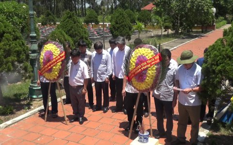 Đoàn công tác huyện Hoằng Hóa đặt vòng hoa và dâng hương tại các nghĩa trang liệt sỹ và hang tám cô tỉnh Quảng Bình