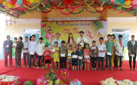 Đồng chí Lê Xuân Thu - Bí thư Huyện ủy tặng quà cho các cháu thiếu nhi nhân dịp tết trung thu tại xã Hoằng Thành