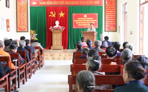 Đồng chí Lê Xuân Thu – Tỉnh ủy viên, Bí thư Huyện ủy, Chủ tịch HĐND huyện dự ngày hội Đại đoàn kết ở khu dân cư thôn Đông Khê, xã Hoằng Quỳ.