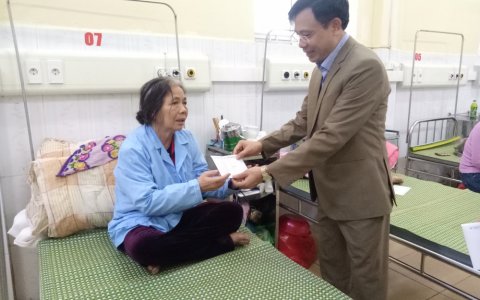 Đồng chí Lê Văn Phúc - Phó Chủ tịch UBND huyện thăm, tặng quà tết cho các bệnh nhân nằm điều trị tại Bệnh viện đa khoa huyện